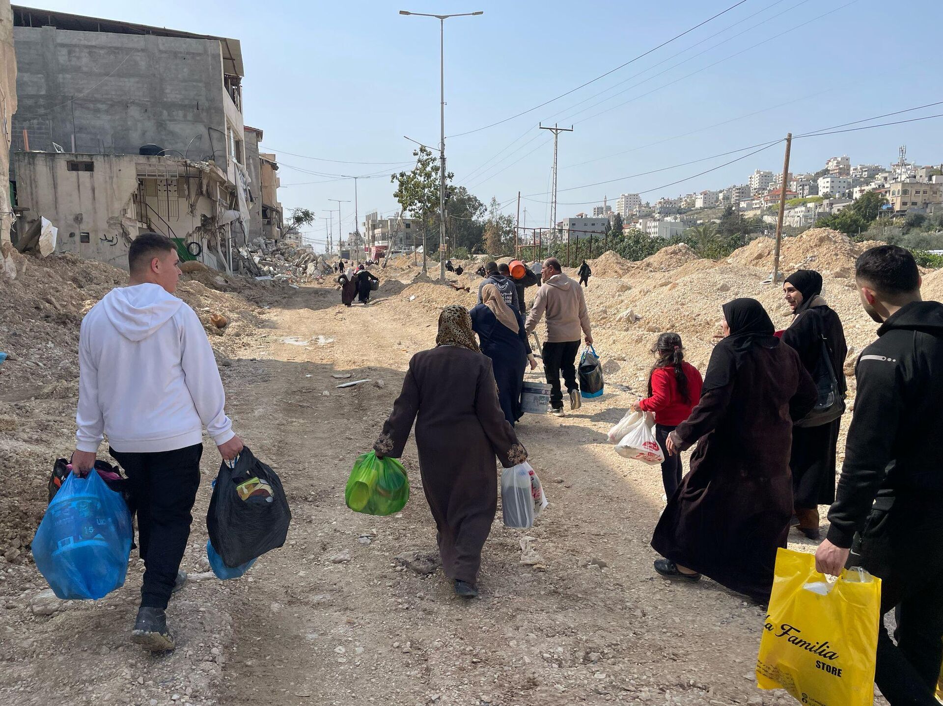 فلسطينيون يودعون بيوتهم وينقذون مقتنيات من منازلهم قبل هدمهما في مخيم نور شمس شمالي الضفة
 - سبوتنيك عربي, 1920, 06.03.2025