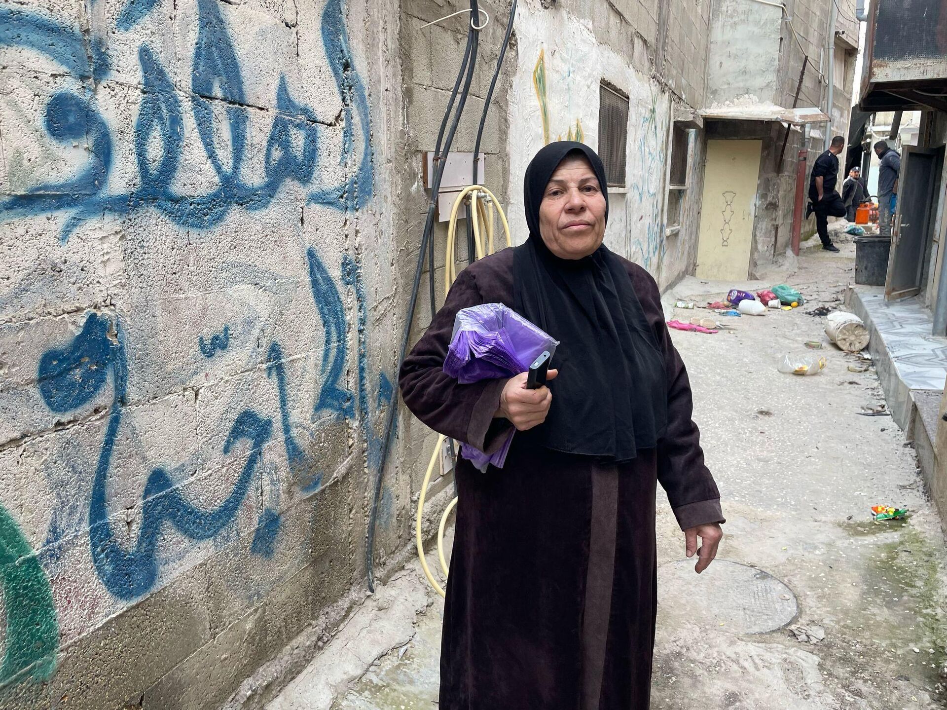 فلسطينيون يودعون بيوتهم وينقذون مقتنيات من منازلهم قبل هدمهما في مخيم نور شمس شمالي الضفة
 - سبوتنيك عربي, 1920, 06.03.2025