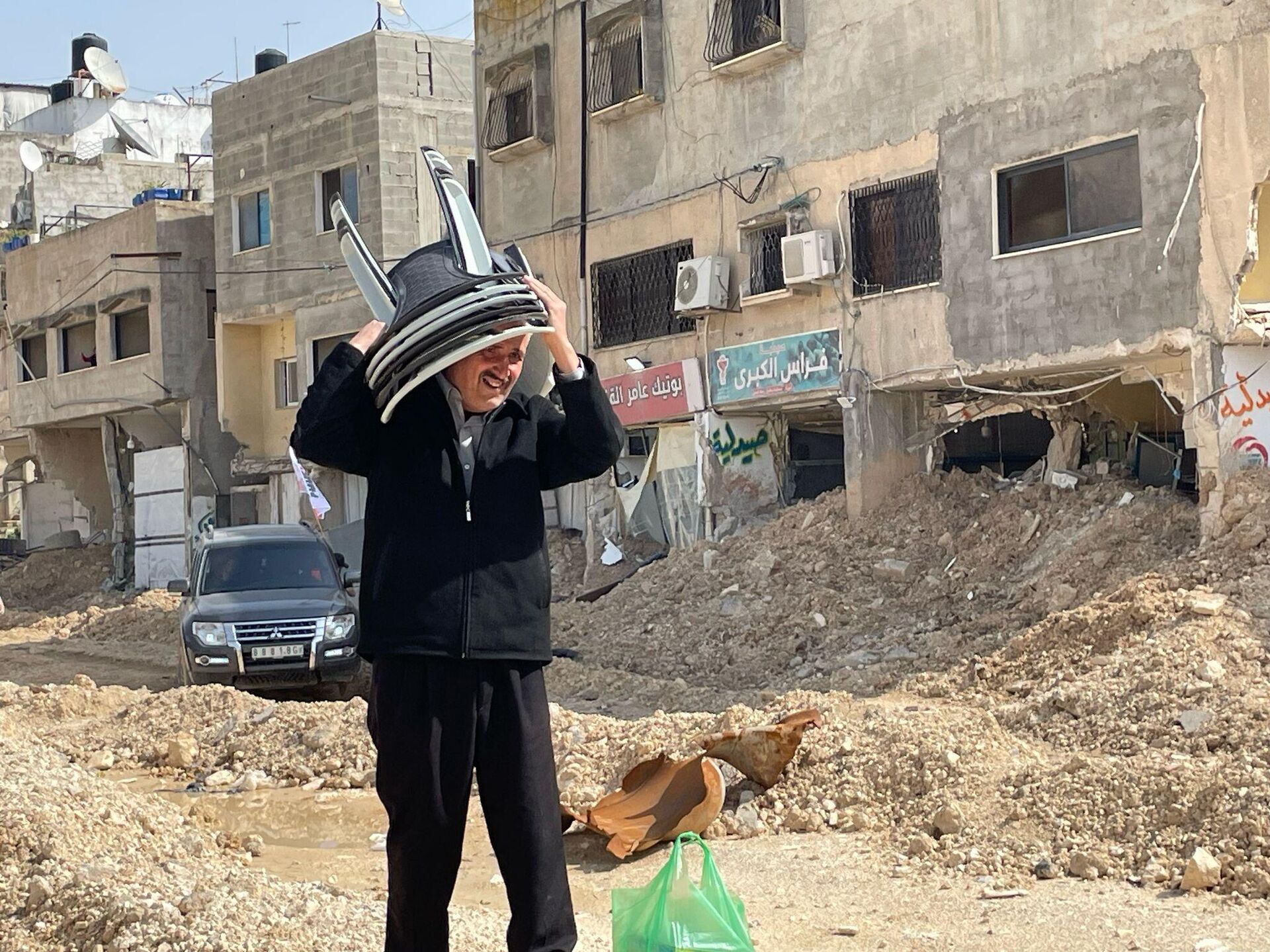 فلسطينيون يودعون بيوتهم وينقذون مقتنيات من منازلهم قبل هدمهما في مخيم نور شمس شمالي الضفة
 - سبوتنيك عربي, 1920, 06.03.2025