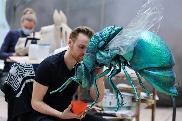 يعمل موظفو دار الأوبرا الحكومية في هامبورغ على أجزاء من مسرح في إحدى قاعات ورش عمل دار الأوبرا الحكومية. - سبوتنيك عربي