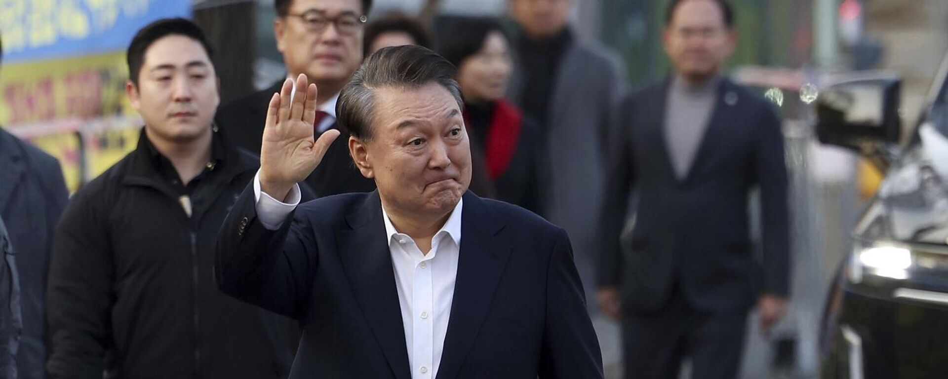 رئيس كوريا الجنوبية المعزول، يون سوك يول، يلوح لأنصاره أثناء خروجه من مركز احتجاز في أويوانج بكوريا الجنوبية، 8 مارس/ آذار 2025 - سبوتنيك عربي, 1920, 04.04.2025