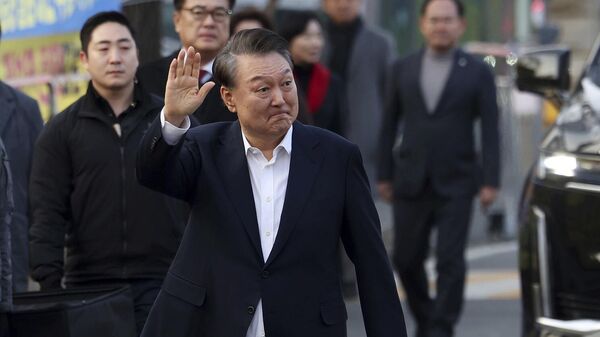 رئيس كوريا الجنوبية المعزول، يون سوك يول، يلوح لأنصاره أثناء خروجه من مركز احتجاز في أويوانج بكوريا الجنوبية، 8 مارس/ آذار 2025 - سبوتنيك عربي