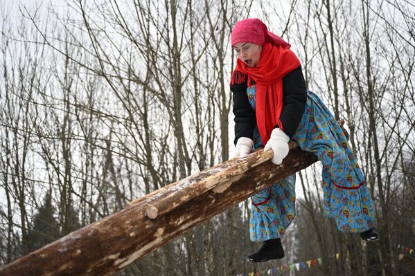 سيدة تحتفل بمهرجان &quot;ماسلينيتسا&quot; الروسي في موسكو - سبوتنيك عربي