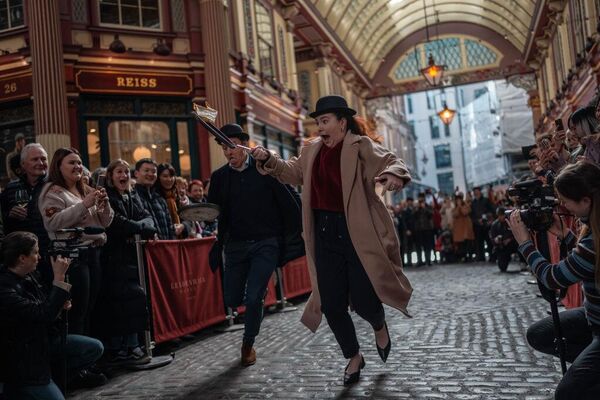 يشارك المتسابقون في سباق الفطائر السنوي الذي تنظمه حانة &quot;لامب تافيرن&quot; في سوق &quot;ليدنهول&quot; في لندن - سبوتنيك عربي