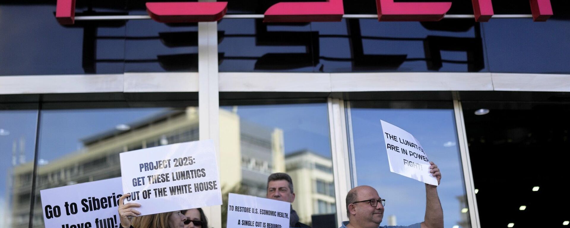 متظاهرون أمام مقر شركة تسلا في لشبونة، البرتغال - سبوتنيك عربي, 1920, 10.03.2025