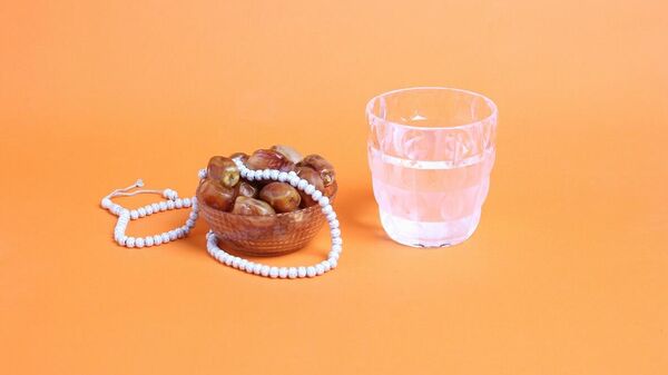 الإفطار في شهر رمضان بتناول التمر والماء - سبوتنيك عربي