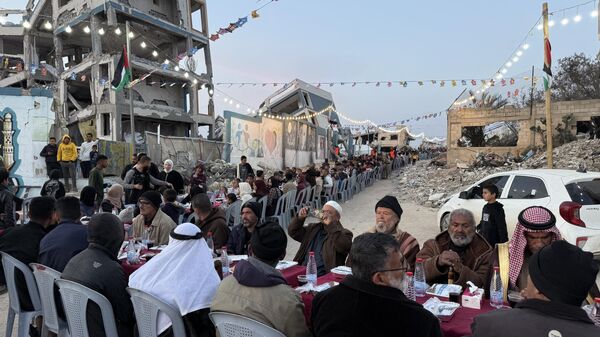 وسط الدمار والركام... إفطار رمضاني للفلسطينيين في خان يونس جنوبي القطاع - سبوتنيك عربي