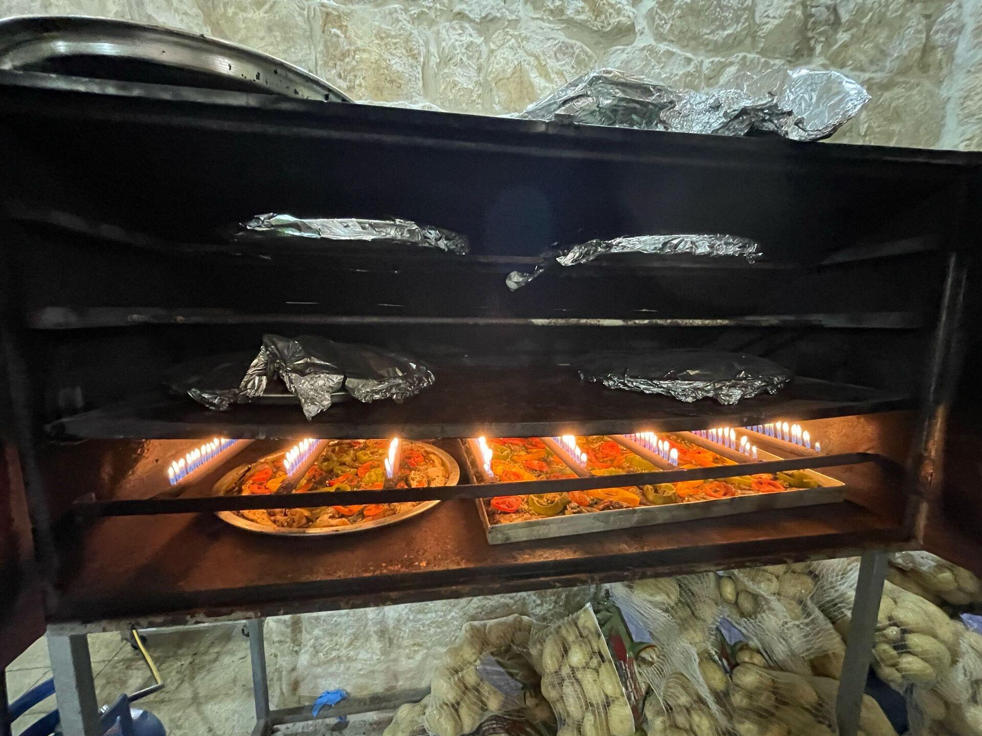 مبادرة خيرية لتقديم الطعام للنازحين في طولكرم شمال الضفة الغربية - سبوتنيك عربي, 1920, 12.03.2025