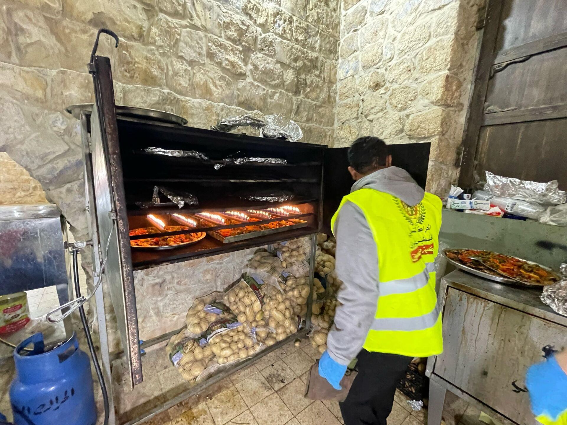 مبادرة خيرية لتقديم الطعام للنازحين في طولكرم شمال الضفة الغربية - سبوتنيك عربي, 1920, 12.03.2025