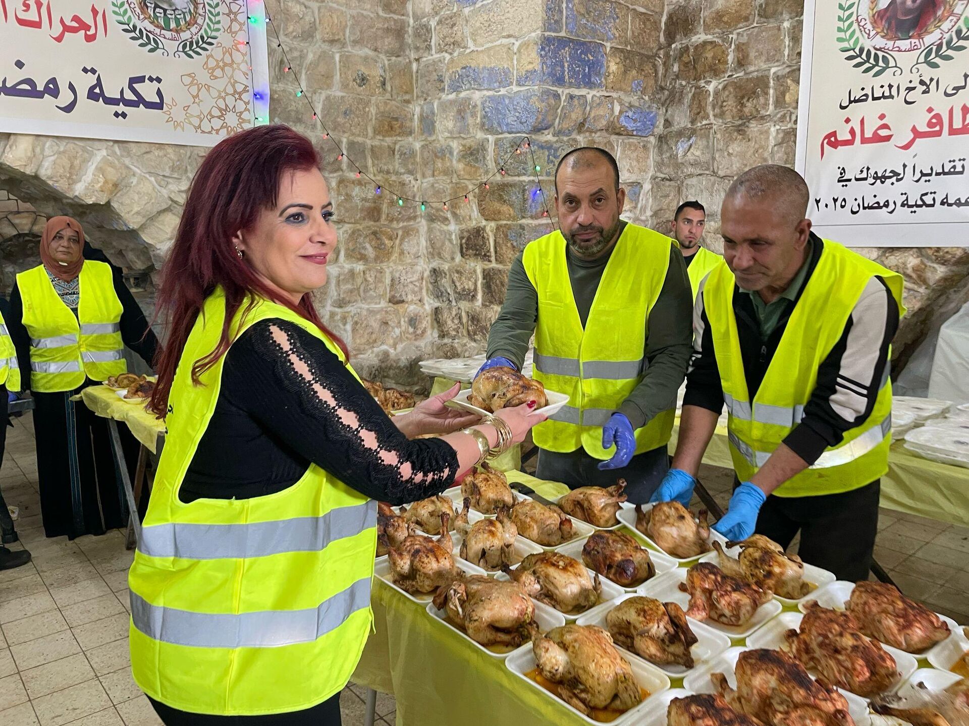 مبادرة خيرية لتقديم الطعام للنازحين في طولكرم شمال الضفة الغربية - سبوتنيك عربي, 1920, 12.03.2025