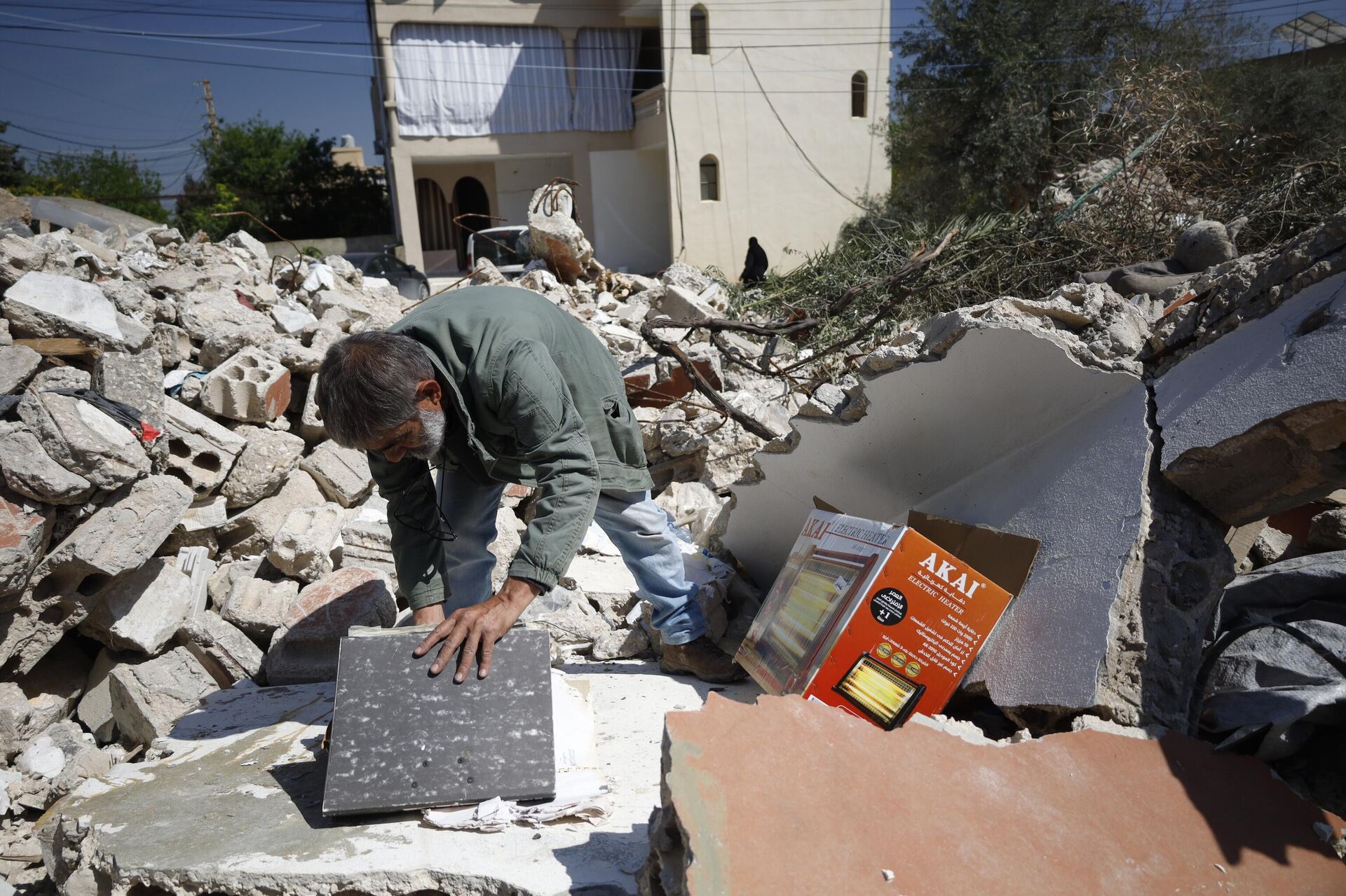 بين الركام.. مصور صحفي ينقب عن ذاكرة الجنوب اللبناني - سبوتنيك عربي, 1920, 13.03.2025