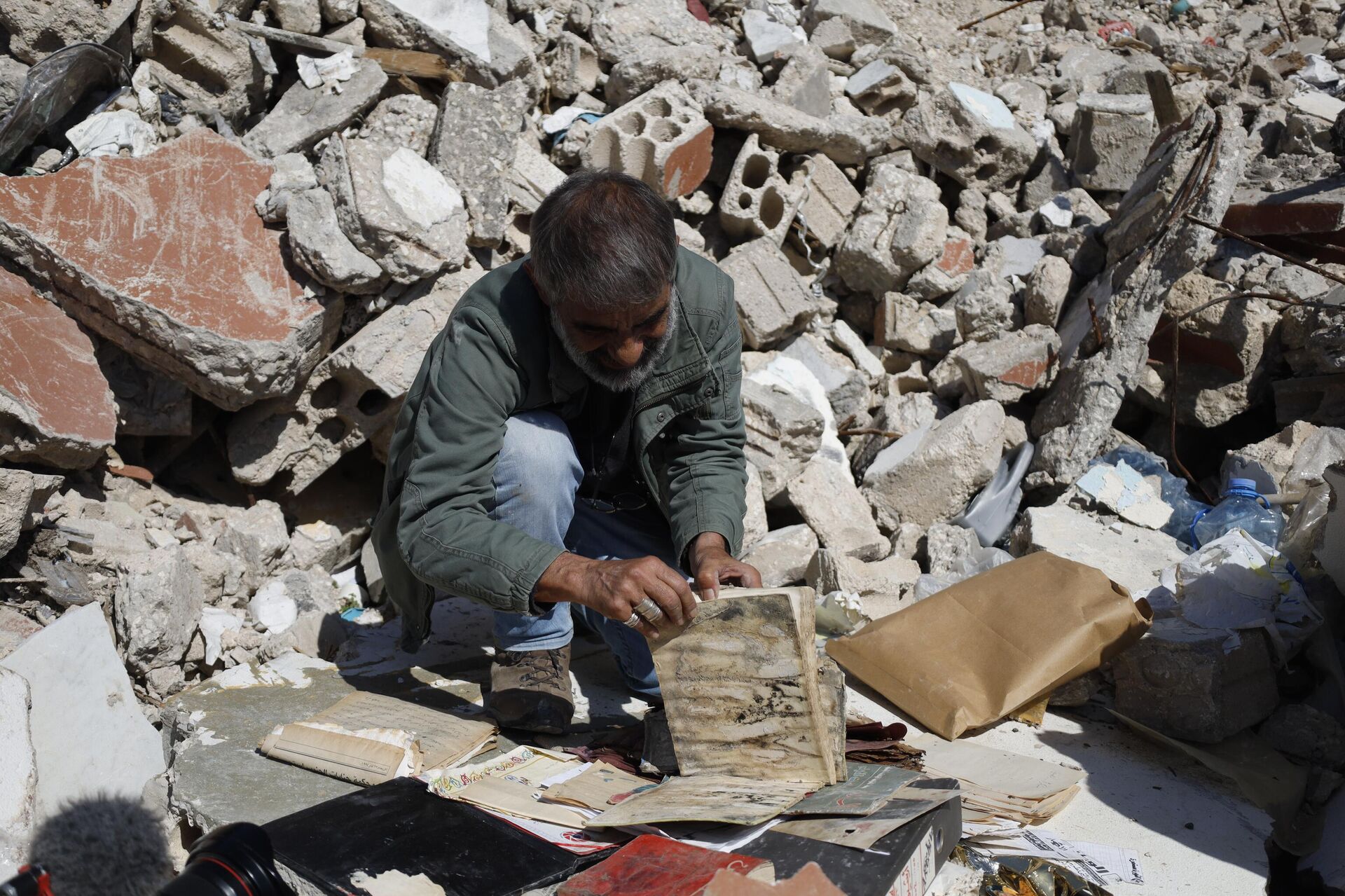 بين الركام.. مصور صحفي ينقب عن ذاكرة الجنوب اللبناني - سبوتنيك عربي, 1920, 13.03.2025