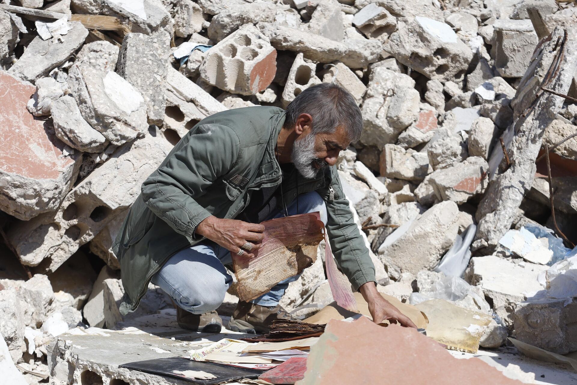 بين الركام.. مصور صحفي ينقب عن ذاكرة الجنوب اللبناني - سبوتنيك عربي, 1920, 13.03.2025