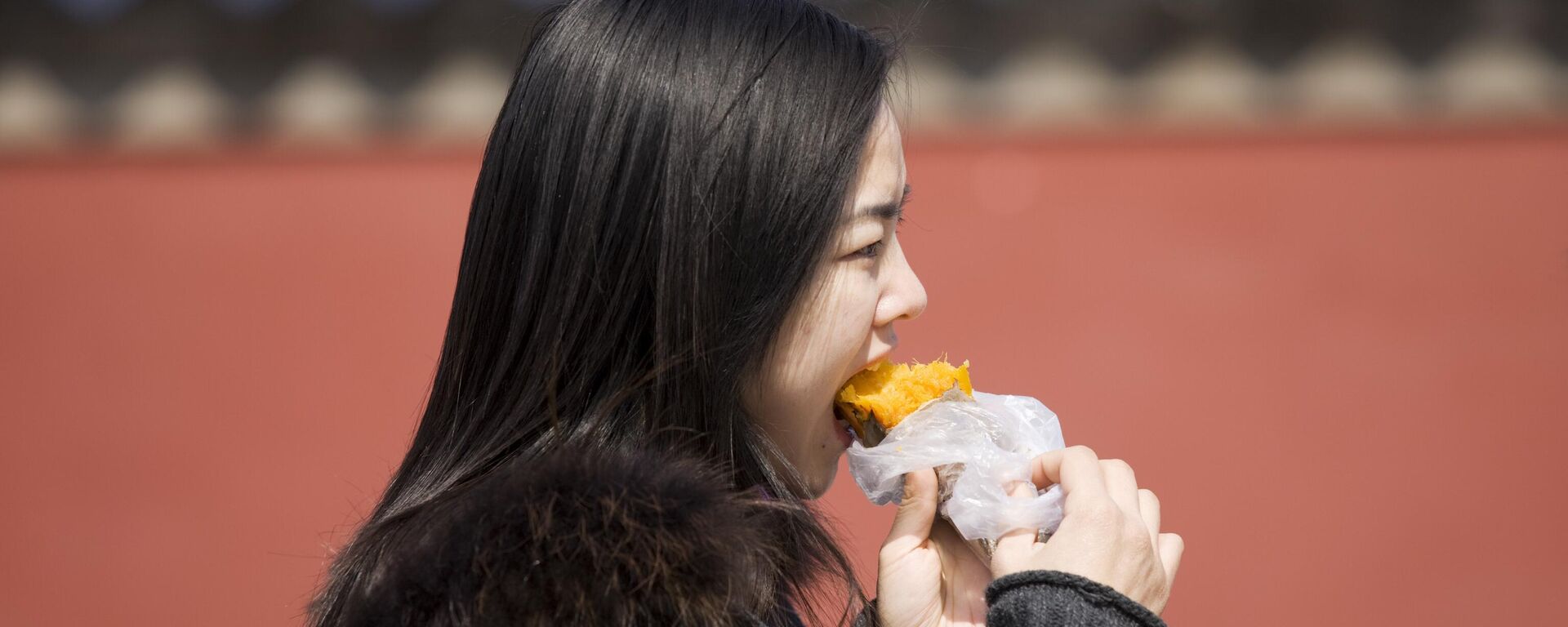 فتاة تأكل - سبوتنيك عربي, 1920, 13.03.2025