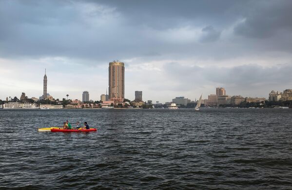 مجدفون يبحرون في نهر النيل بالقاهرة. - سبوتنيك عربي