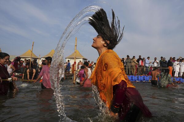 الممثلة الهندية رافينا تاندون، تقوم بغطسات  في سانغام، ملتقى أنهار الغانج، ويامونا، وساراسواتي الأسطورية، خلال مهرجان "ماها كومبه" في براياغراج، الهند. - سبوتنيك عربي