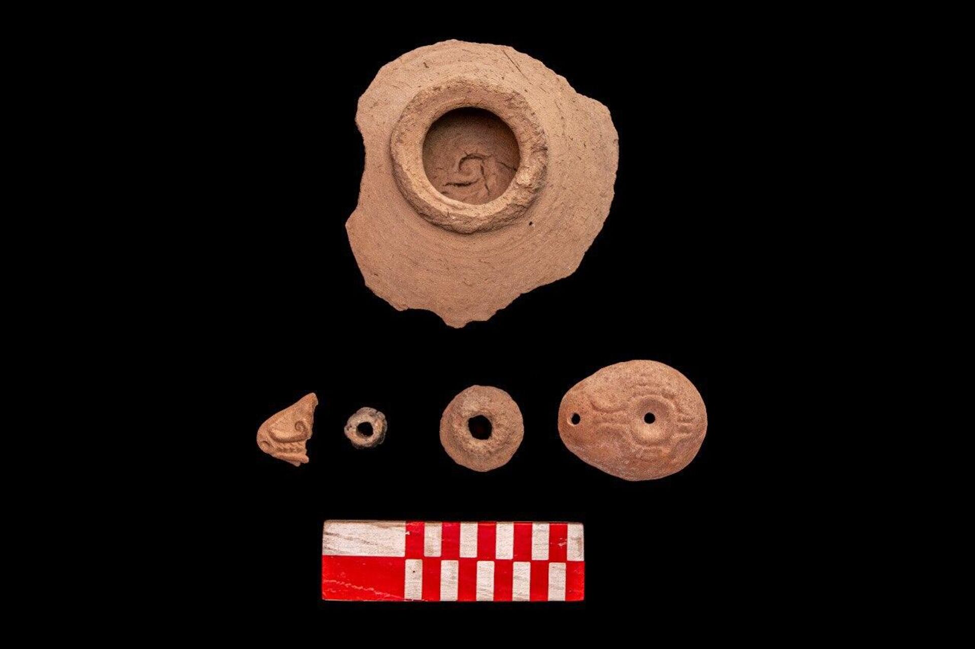 اكتشاف مقبرة ملكية وورشة لصناعة الفخار أثرية في جنوب مصر - سبوتنيك عربي, 1920, 14.03.2025