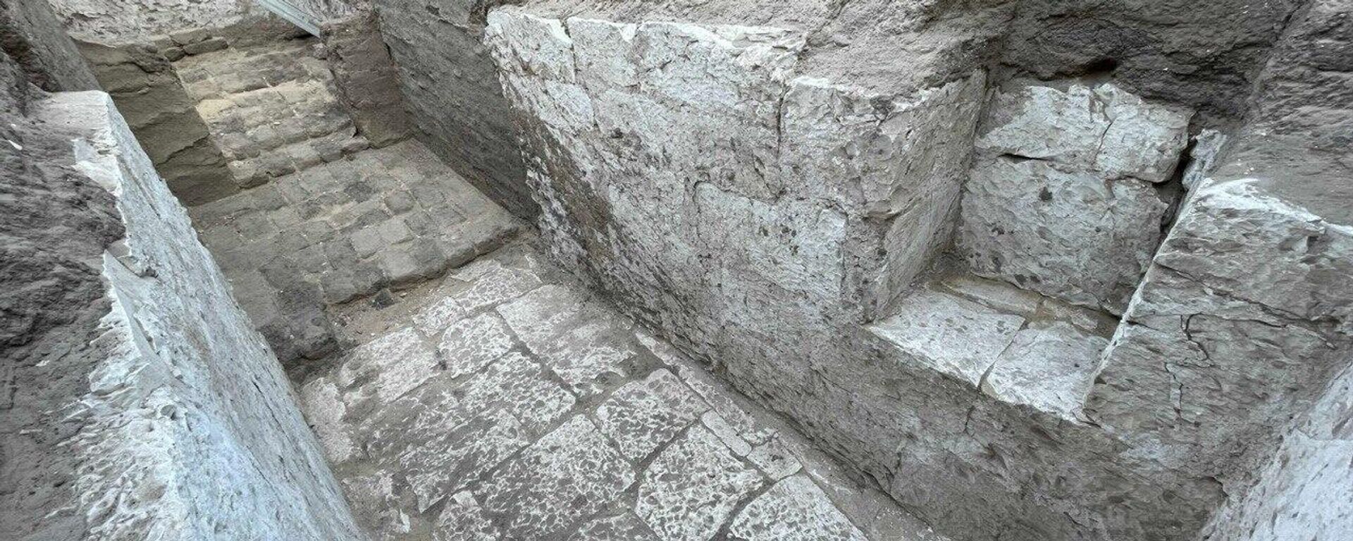 اكتشاف مقبرة ملكية وورشة لصناعة الفخار أثرية في جنوب مصر - سبوتنيك عربي, 1920, 24.07.2025