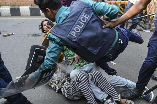 اشتباكات بين متظاهرين والشرطة في دكا، بنغلاديش. - سبوتنيك عربي