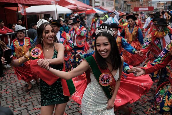 فتيات يشاركن في ختام الكرنفال في لاباز، بوليفيا. - سبوتنيك عربي