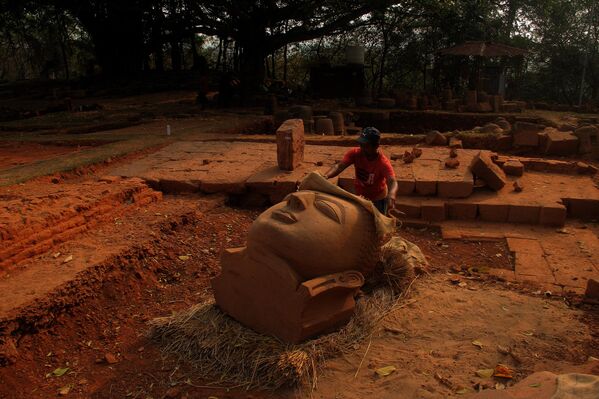 عمال يمارسون أعمال التنقيب في موقعٍ ثقافي بوذي تحت إشراف مسؤولي هيئة المسح الأثري الهندية، في تلال راتناغيري في مقاطعة جاجبور، شرقي الهند. - سبوتنيك عربي