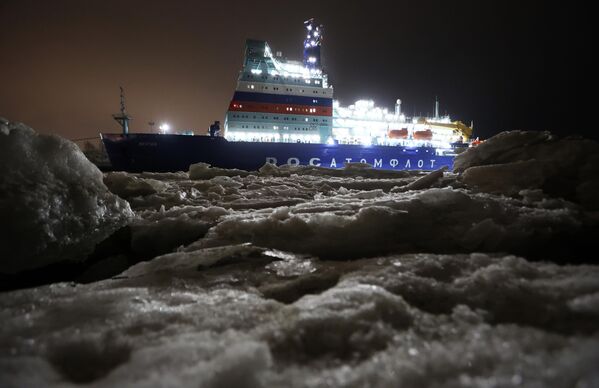 كاسحة الجليد النووية "ياقوتيا" في جزيرة كانونرسكي في سانت بطرسبورغ، روسيا. - سبوتنيك عربي