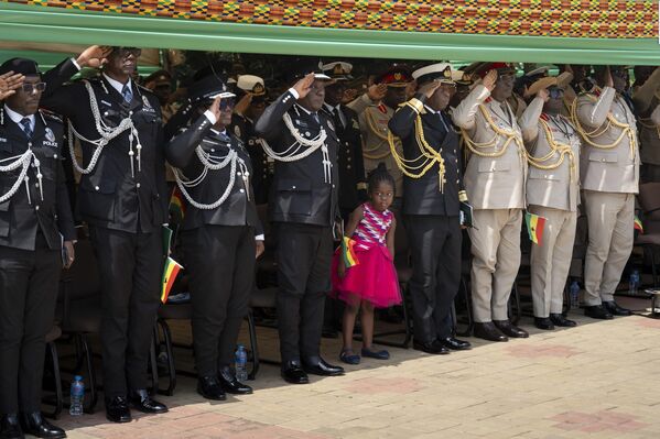 رؤساء الأمن يحيّون الشعب خلال احتفالات يوم الاستقلال، في دار اليوبيل، في أكرا، غانا. - سبوتنيك عربي