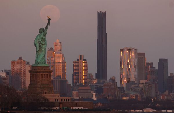 يشرق قمر الدودة المكتمل فوق أفق بروكلين وتمثال الحرية مع غروب الشمس في مدينة نيويورك استعدادًا لخسوف كلي للقمر. - سبوتنيك عربي