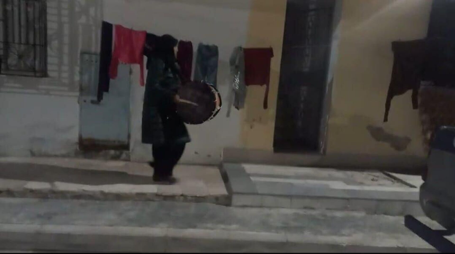 تونس... امرأة تحيي مهنة المسحراتي في رمضان وتخالف المألوف - سبوتنيك عربي, 1920, 16.03.2025