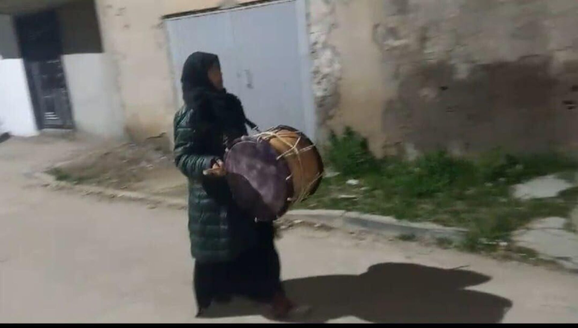 تونس... امرأة تحيي مهنة المسحراتي في رمضان وتخالف المألوف - سبوتنيك عربي, 1920, 16.03.2025