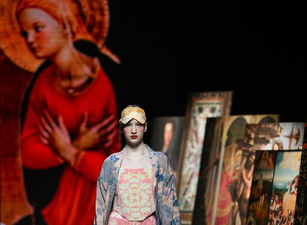 عرض أزياء مدرسة "سيرغي سيسويف" للأزياء في أسبوع الموضة الرابع في موسكو. عرض أزياء مدرسة "سيرغي سيسويف" للأزياء في أسبوع الموضة الرابع في موسكو. - سبوتنيك عربي