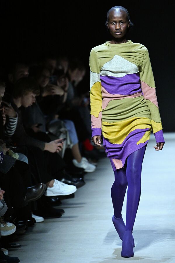 عرض أزياء لمعهد الأعمال والتصميم (B&D) في أسبوع الموضة الرابع في موسكو. عرض أزياء لمعهد الأعمال والتصميم (B&D) في أسبوع الموضة الرابع في موسكو. - سبوتنيك عربي