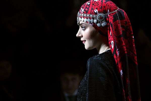 عرض الأزياء الذي قدمته رابطة الصناعات الخفيفة في جمهورية داغستان (ASLP) في أسبوع الموضة الرابع في موسكو. عرض الأزياء الذي قدمته رابطة الصناعات الخفيفة في جمهورية داغستان (ASLP) في أسبوع الموضة الرابع في موسكو. - سبوتنيك عربي