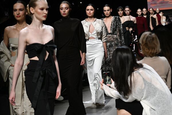 عرض أزياء لعلامة ميغيل يوبيس التجارية (إسبانيا) في أسبوع الموضة الرابع في موسكو. عرض أزياء لعلامة ميغيل يوبيس التجارية (إسبانيا) في أسبوع الموضة الرابع في موسكو. - سبوتنيك عربي