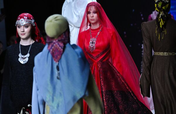 عرض الأزياء الذي قدمته رابطة الصناعات الخفيفة في جمهورية داغستان (ASLP) في أسبوع الموضة الرابع في موسكو. عرض الأزياء الذي قدمته رابطة الصناعات الخفيفة في جمهورية داغستان (ASLP) في أسبوع الموضة الرابع في موسكو. - سبوتنيك عربي