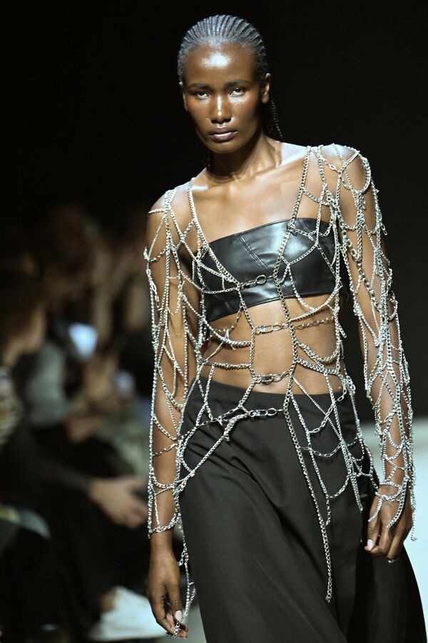 عرض أزياء لمعهد الأعمال والتصميم (B&D) في أسبوع الموضة الرابع في موسكو. عرض أزياء لمعهد الأعمال والتصميم (B&D) في أسبوع الموضة الرابع في موسكو. - سبوتنيك عربي