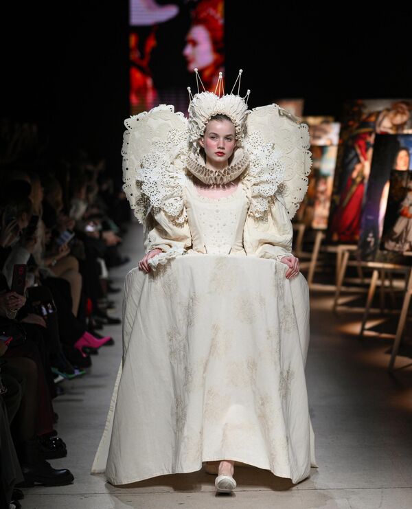 عرض أزياء مدرسة "سيرغي سيسويف" للأزياء في أسبوع الموضة الرابع في موسكو. عرض أزياء مدرسة "سيرغي سيسويف" للأزياء في أسبوع الموضة الرابع في موسكو. - سبوتنيك عربي