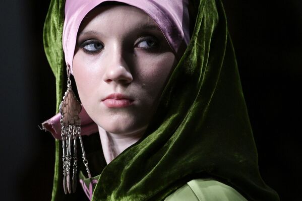 عرض الأزياء الذي قدمته رابطة الصناعات الخفيفة في جمهورية داغستان (ASLP) في أسبوع الموضة الرابع في موسكو. عرض الأزياء الذي قدمته رابطة الصناعات الخفيفة في جمهورية داغستان (ASLP) في أسبوع الموضة الرابع في موسكو. - سبوتنيك عربي