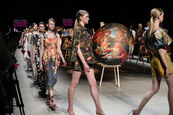 عرض أزياء مدرسة "سيرغي سيسويف" للأزياء في أسبوع الموضة الرابع في موسكو. عرض أزياء مدرسة "سيرغي سيسويف" للأزياء في أسبوع الموضة الرابع في موسكو. - سبوتنيك عربي
