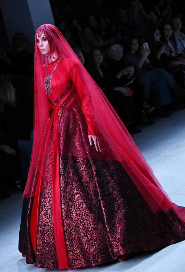 عرض الأزياء الذي قدمته رابطة الصناعات الخفيفة في جمهورية داغستان (ASLP) في أسبوع الموضة الرابع في موسكو. عرض الأزياء الذي قدمته رابطة الصناعات الخفيفة في جمهورية داغستان (ASLP) في أسبوع الموضة الرابع في موسكو. - سبوتنيك عربي