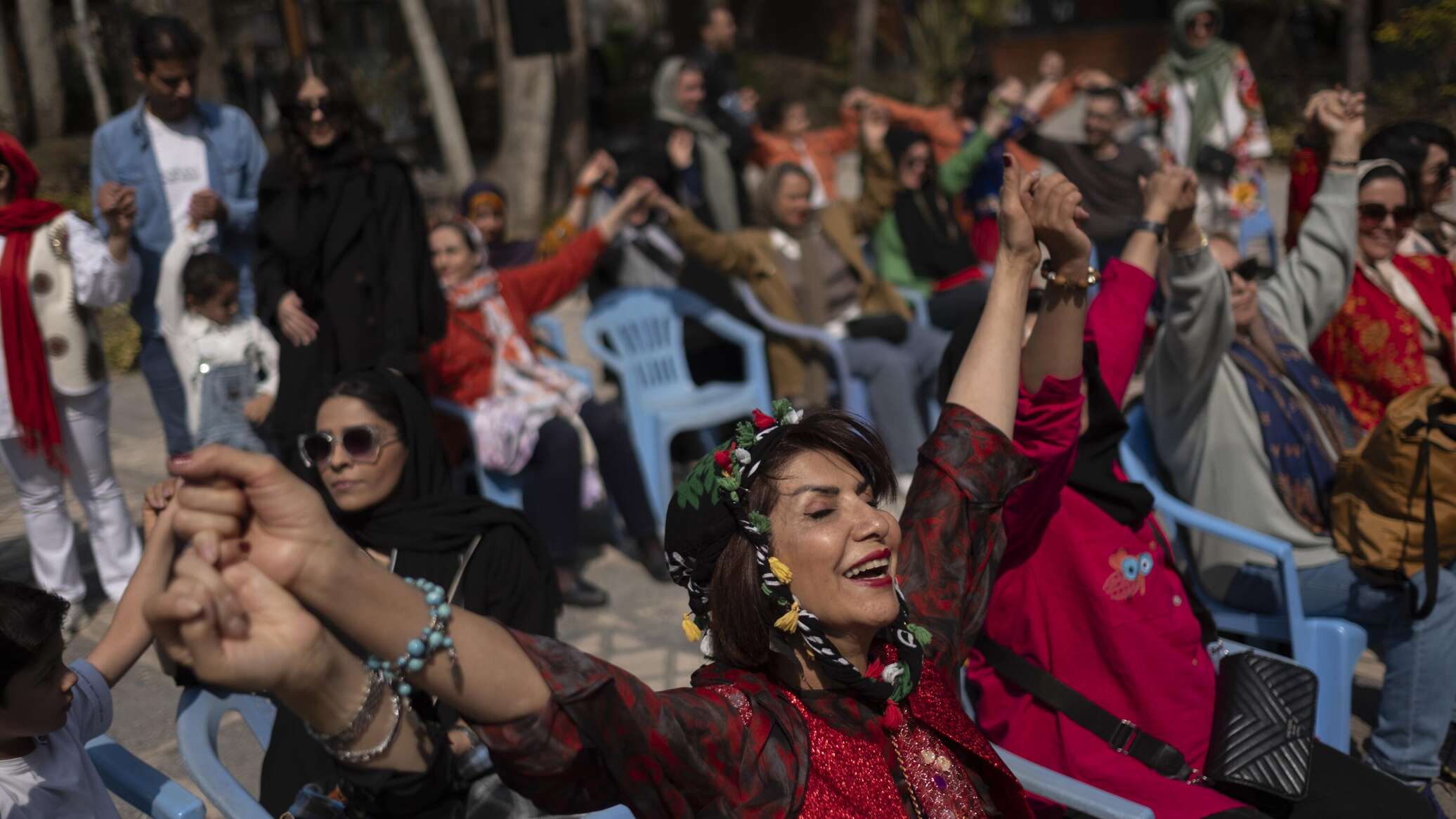 إعلام: سكان طهران يخرجون إلى الشوارع للاحتفال بـ"هزيمة الولايات المتحدة وإسرائيل"