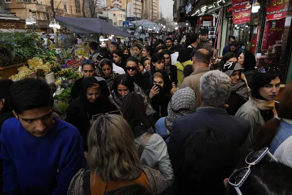 الناس يتسوقون في سوق تجريش التقليدي شمالي طهران استعدادًا لاستقبال عيد النوروز - سبوتنيك عربي