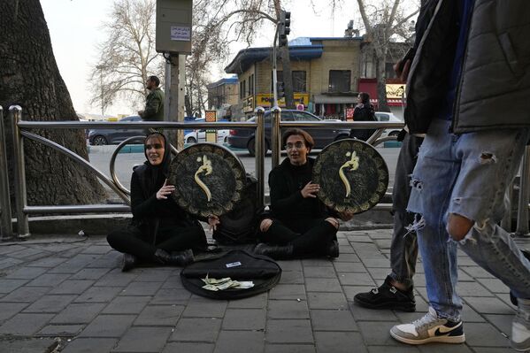 عازفون في شوارع إيران يعزفون على الدف، وهو طبل فارسي يدوي، استعدادًا لاستقبال عيد النوروز، في ساحة تجريش شمالي طهران - سبوتنيك عربي