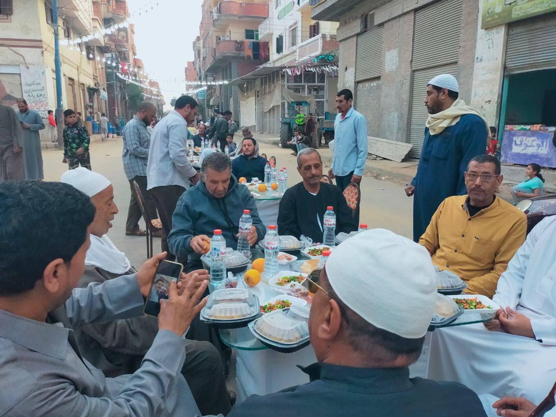 أهالي قرية مصرية ينظمون أكبر إفطار بالمدينة بحضور رجال الدين والسياسة أهالي قرية مصرية ينظمون أكبر إفطار بالمدينة بحضور رجال الدين والسياسة - سبوتنيك عربي, 1920, 17.03.2025