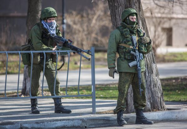 رجال عسكريون في أحد شوارع سيمفيروبول. - سبوتنيك عربي