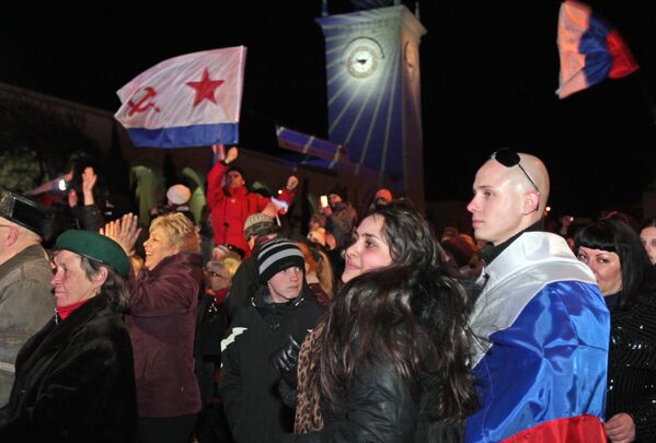 سكان شبه جزيرة القرم في محطة السكة الحديد في سيمفيروبول في احتفال على شرف تغيير الساعة إلى توقيت موسكو. - سبوتنيك عربي