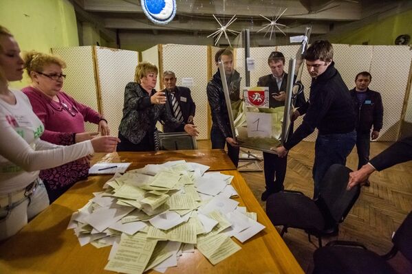 إحصاء الأصوات في مركز الاقتراع داخل مسرح مدينة سيمفيروبول المتنوع. - سبوتنيك عربي