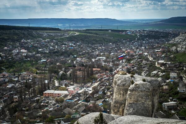 منظر من الأعلى لمدينة بخشيساراي، حيث رفع سكان المدينة علم روسيا في سمائها. - سبوتنيك عربي