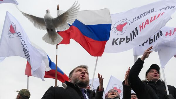 Праздничный концерт, посвященный одиннадцатой годовщине воссоединения Крыма с Россией, в Театральном сквере в Новосибирске - سبوتنيك عربي