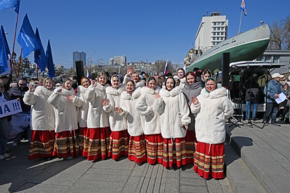 المشاركون في حفل موسيقي حاشد في يوم الذكرى الحادية عشرة لإعادة توحيد شبه جزيرة القرم مع روسيا عند النصب التذكاري &quot;المجد العسكري لأسطول المحيط الهادئ&quot; على جسر كورابيلنايا في مدينة فلاديفوستوك. - سبوتنيك عربي